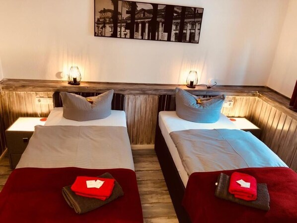 In-room safe, desk, soundproofing, free cribs/infant beds - Pension K.Krause (Salzgitter)