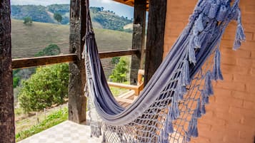 Chalé, banheira de hidromassagem, vista para a montanha | Sacada