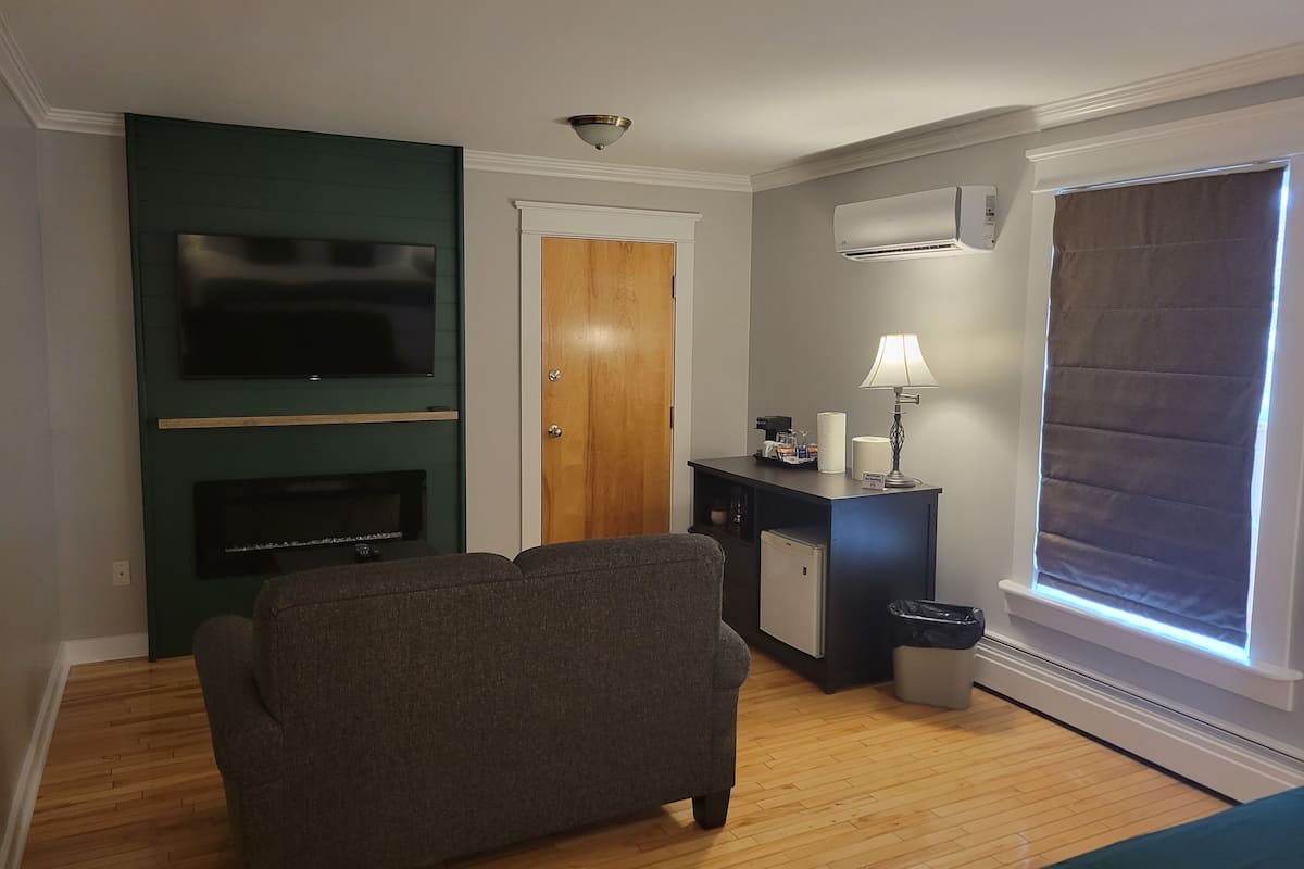 honeymoon suite | 1 bedroom, hypo-allergenic bedding, desk, laptop workspace