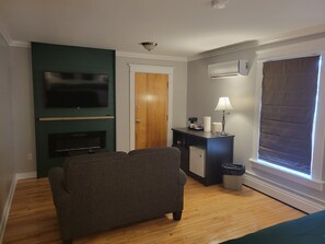 Honeymoon Suite | Hypo-allergenic bedding, desk, laptop workspace, blackout drapes