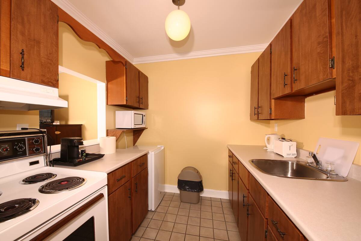 fridge, microwave, coffee/tea maker