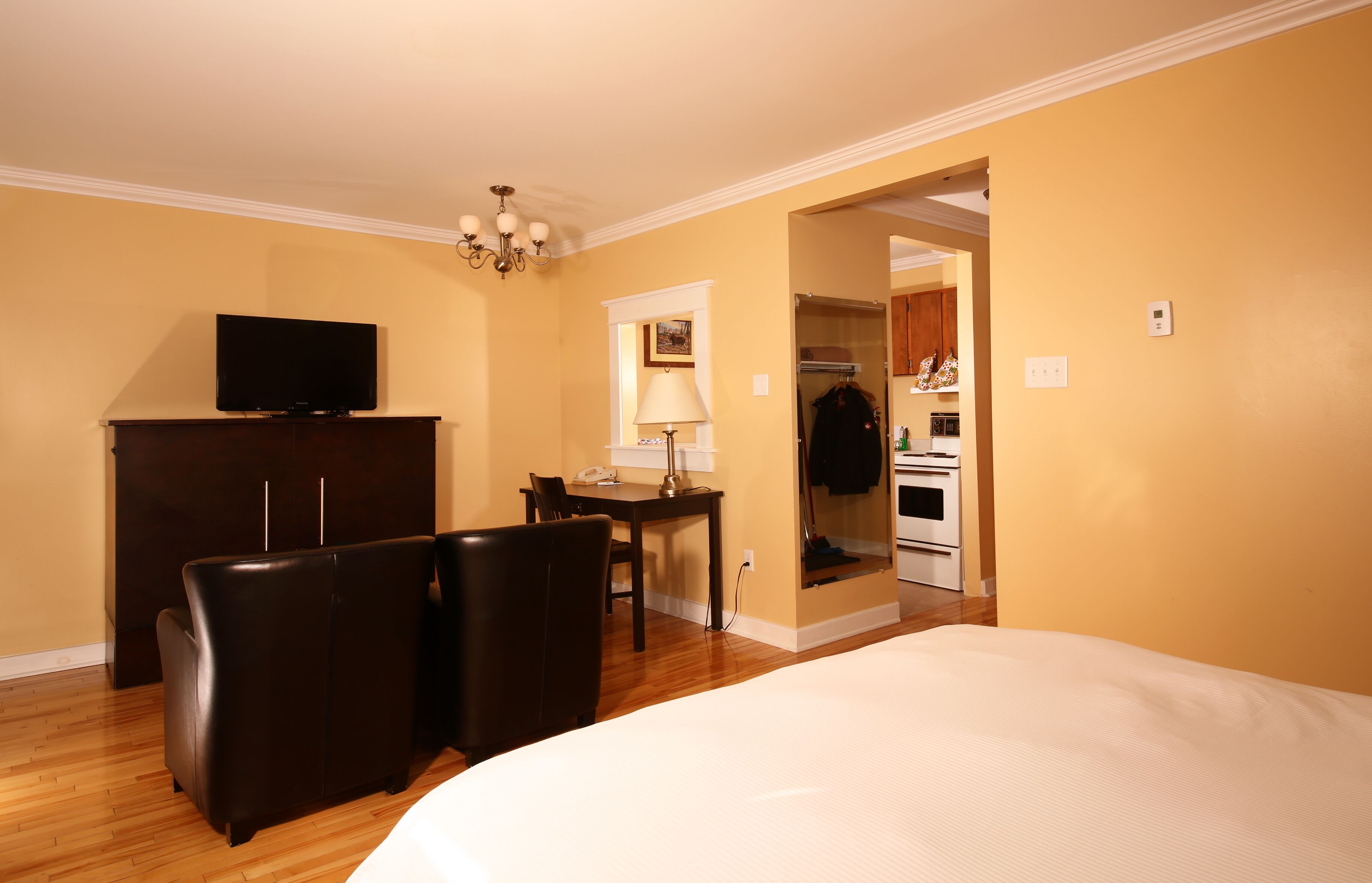 1 bedroom, hypo-allergenic bedding, desk, laptop workspace