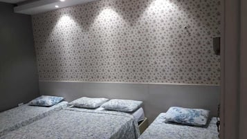 Habitación cuádruple estándar | Minibar, escritorio, cortinas blackout y wifi gratis