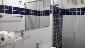 Buồng tắm vòi sen, khăn tắm, xà phòng, dầu gội 