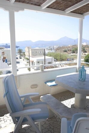 Outdoor dining - Villa Venus (Milos)