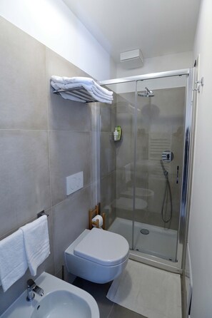 Shower, hair dryer, bidet, towels - b & b in the historic center, with a panoramic terrace, 400 meters from the sea (Pizzo)