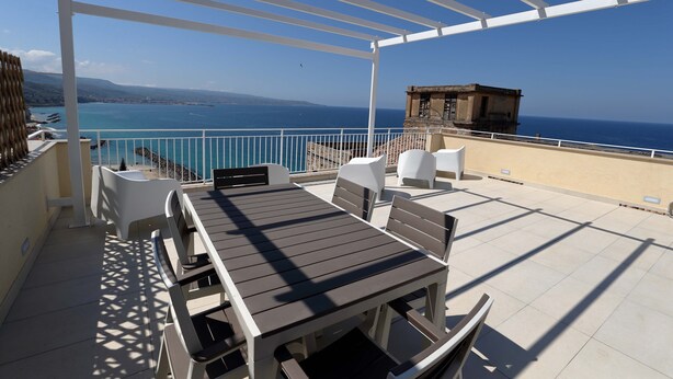 A terrace with a table and chairs, overlooking a coastal view. - b & b in the historic center, with a panoramic terrace, 400 meters from the sea (Pizzo)