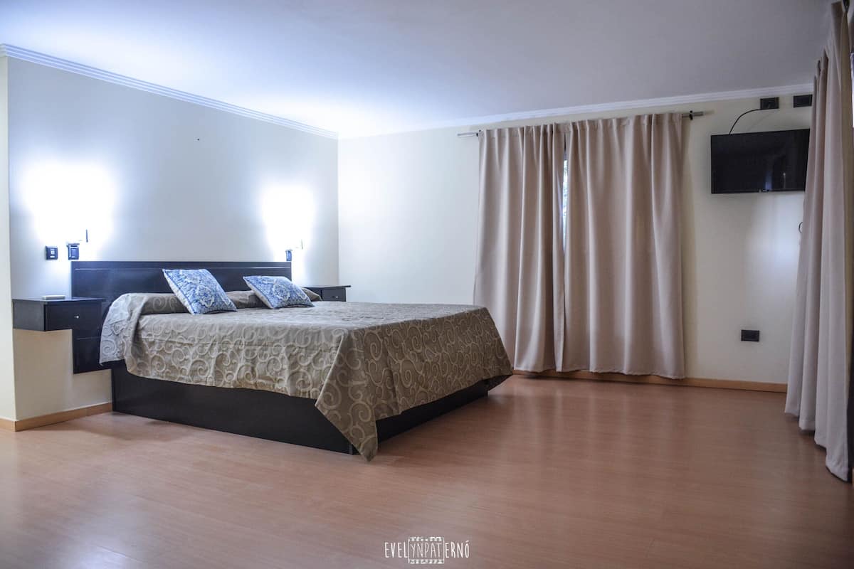 Habitación cuádruple superior | Ropa de cama y acceso para silla de ruedas