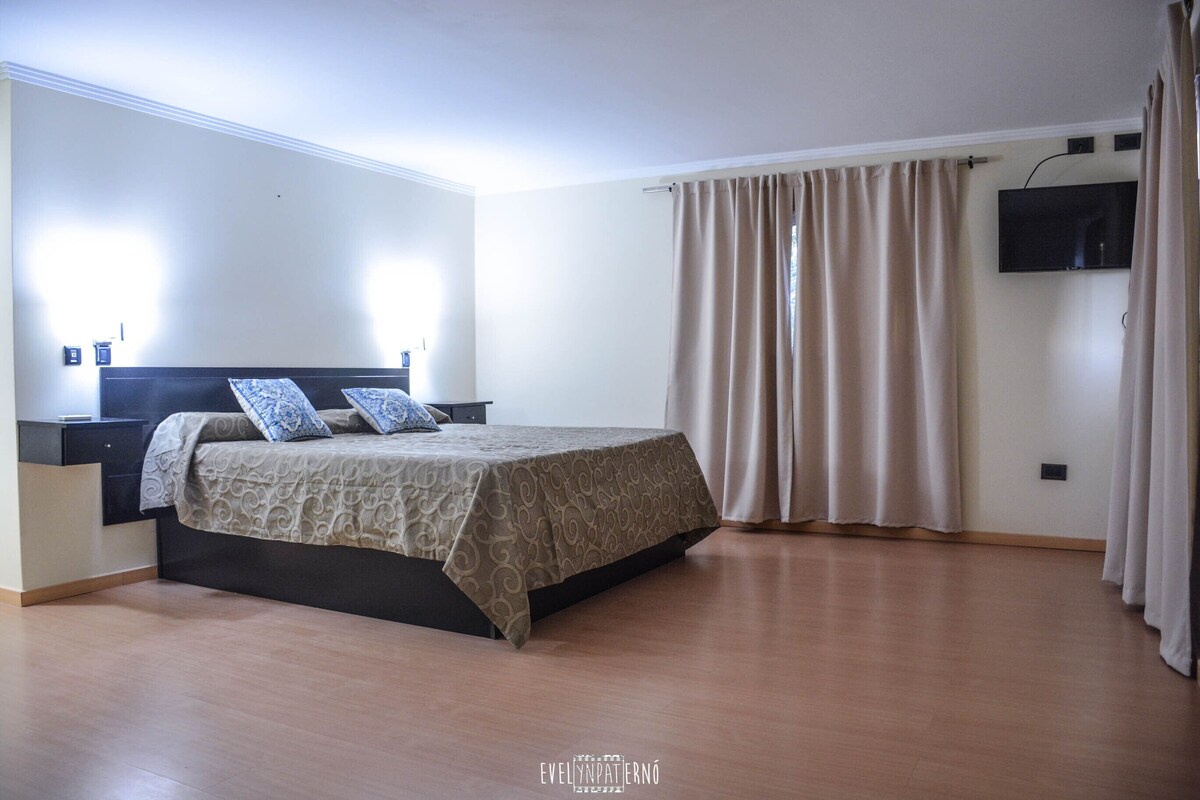 Habitación cuádruple superior | Ropa de cama y accesible en silla de ruedas