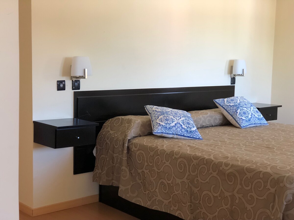 Habitación estándar con 2 camas individuales, vistas a la ciudad | Ropa de cama y accesible en silla de ruedas