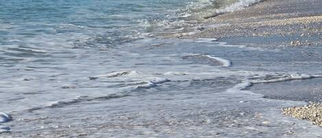 Vlak bij het strand, ligstoelen, strandlakens
