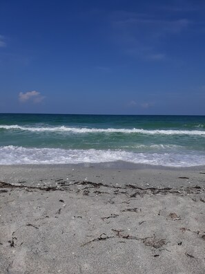 Beach nearby, sun-loungers, beach towels