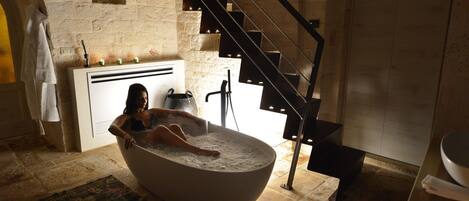 Deluxe House, 1 Queen Bed | Bathroom | Free toiletries, hair dryer, bidet, towels