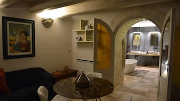 Deluxe huis, 1 queensize bed | Woonruimte | Een 40-inch flatscreentelevisie met digitale zenders en een televisie