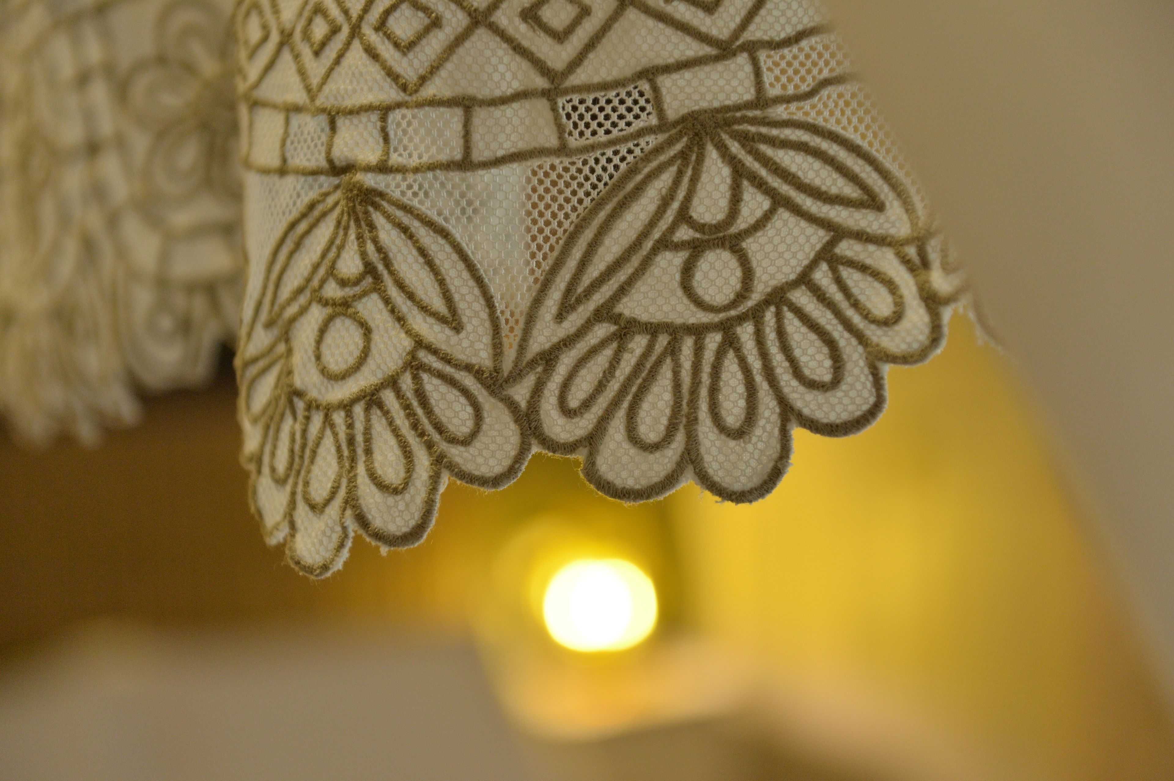 Un gros plan d’un tissu en dentelle orné d’un motif floral.
