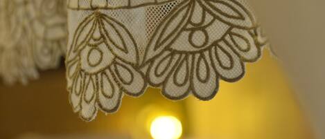 Un gros plan d’un tissu en dentelle orné d’un motif floral.
