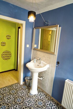 Romantic Apartment NR 1 | Baño | Ducha, artículos de higiene personal gratuitos y secador de pelo