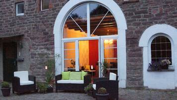 Fassade der Unterkunft – Abend/Nacht