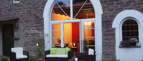 住宿正面 (夜晚)