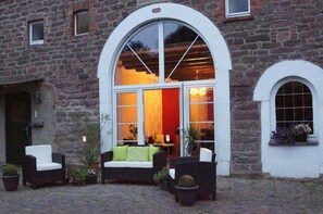 Façana frontal de l'allotjament (vespre/nit)