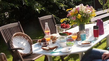 Daily cooked-to-order breakfast (EUR 16 per person)