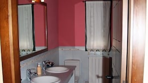 Familie huis, 5 slaapkamers, uitzicht op tuin | Badkamer | Een haardroger, handdoeken, zeep, shampoo