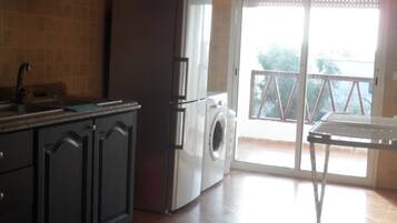 Apartemen | Dapur pribadi | Lemari es besar, oven, kompor, dan mesin pembuat kopi/teh