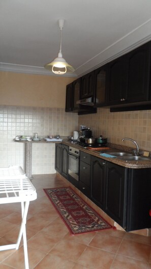 Departamento | Cocina privada | Refrigerador con congelador, horno y parrilla de estufa 