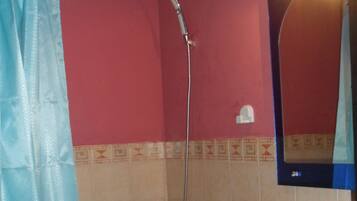 Apartemen | Kamar mandi | Shower, pancuran hujan, handuk, dan tisu toilet