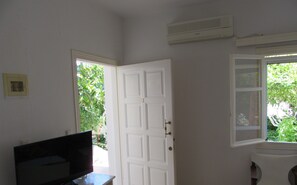 Habitación triple, vista al jardín (2) | Área de sala de estar | Televisión LED