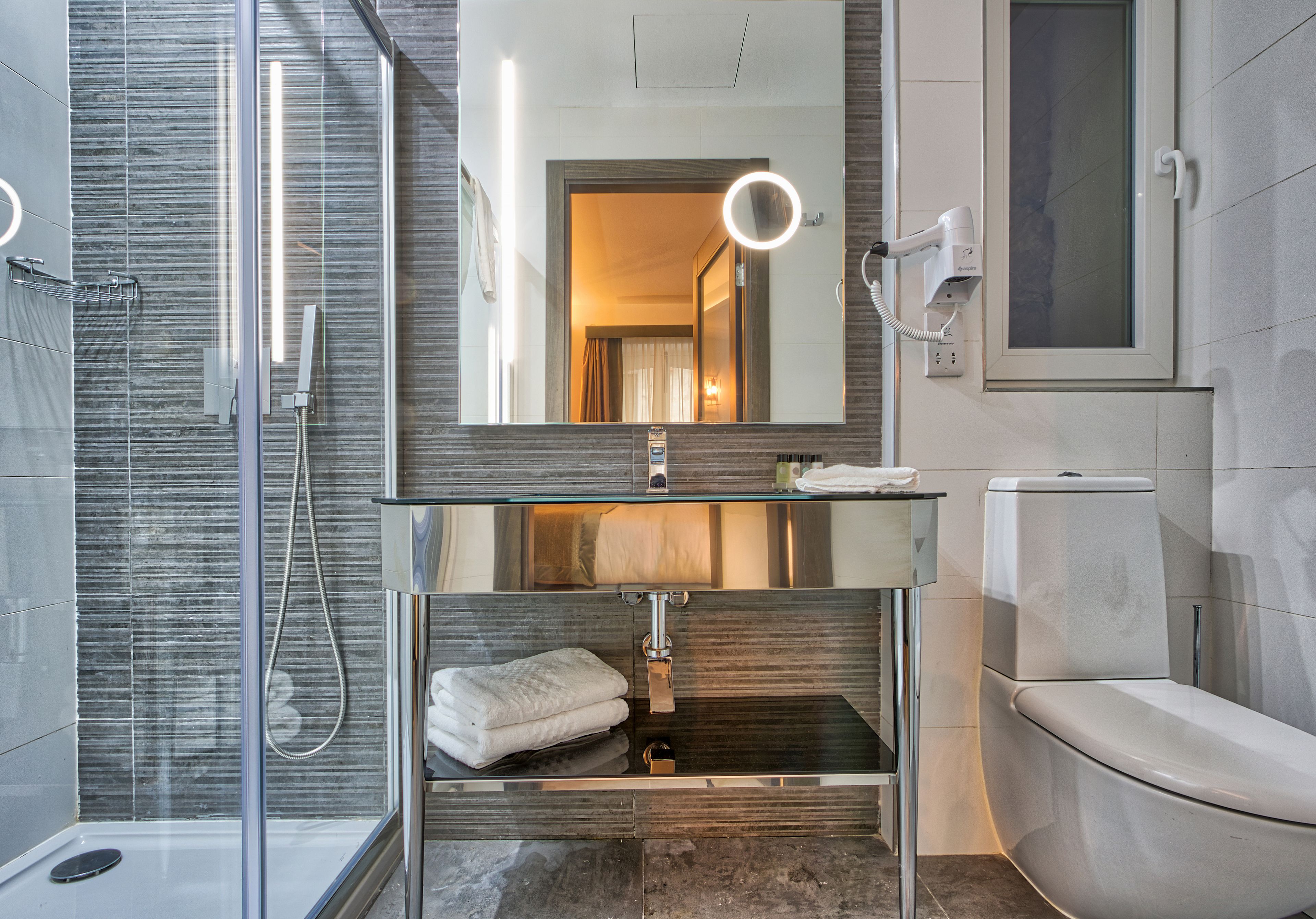 1 bedroom, minibar, desk, iron/ironing board