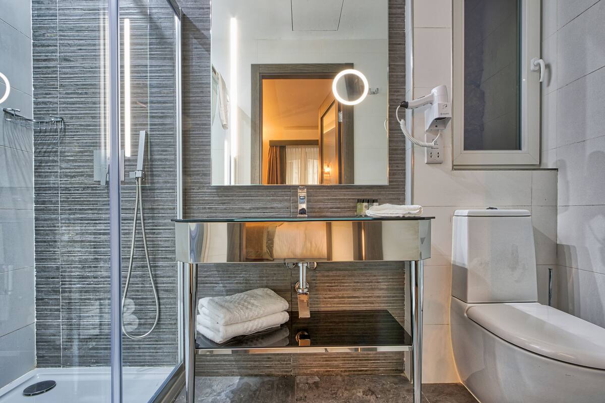 1 bedroom, minibar, desk, iron/ironing board