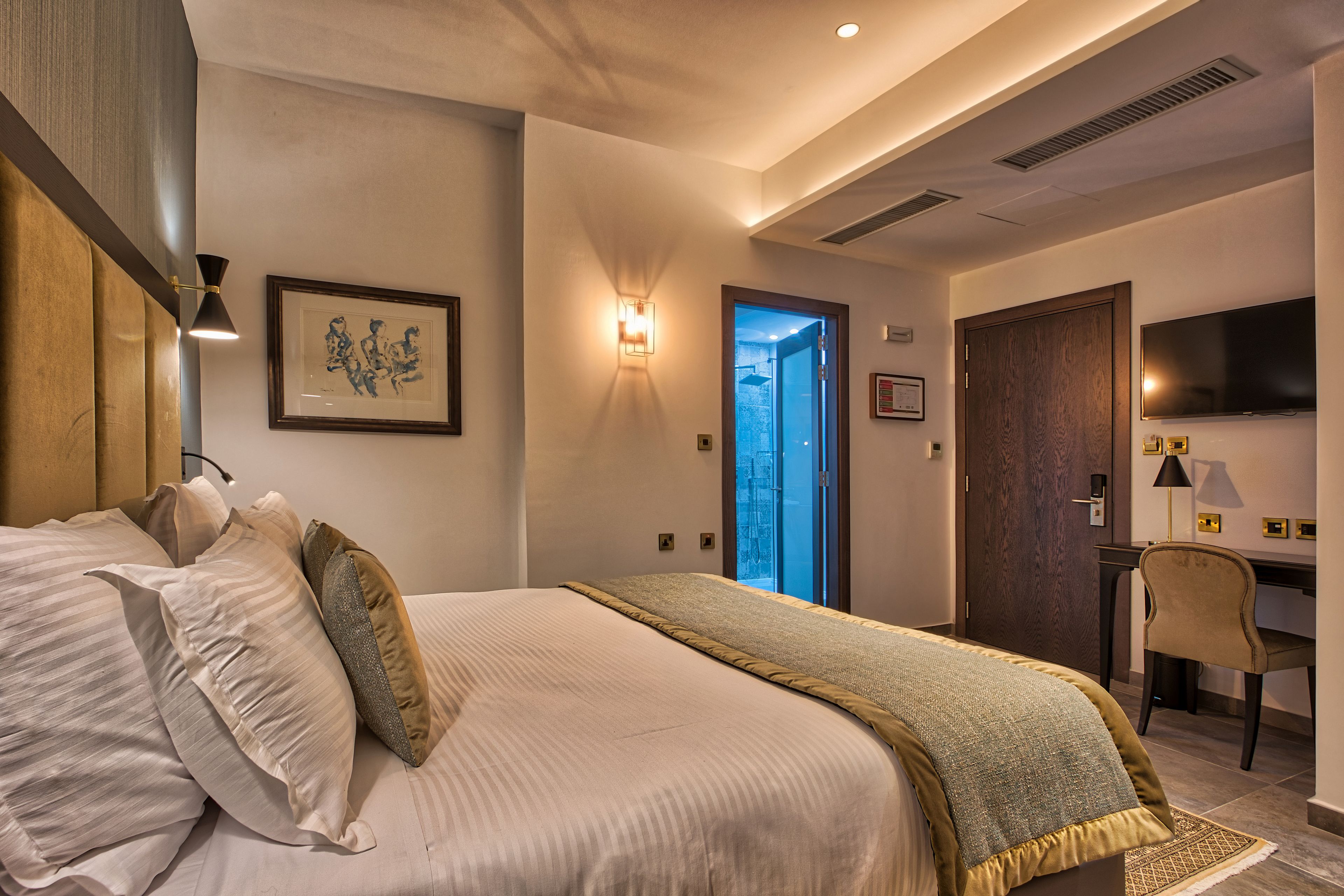 superior double room | 1 bedroom, minibar, desk, iron/ironing board