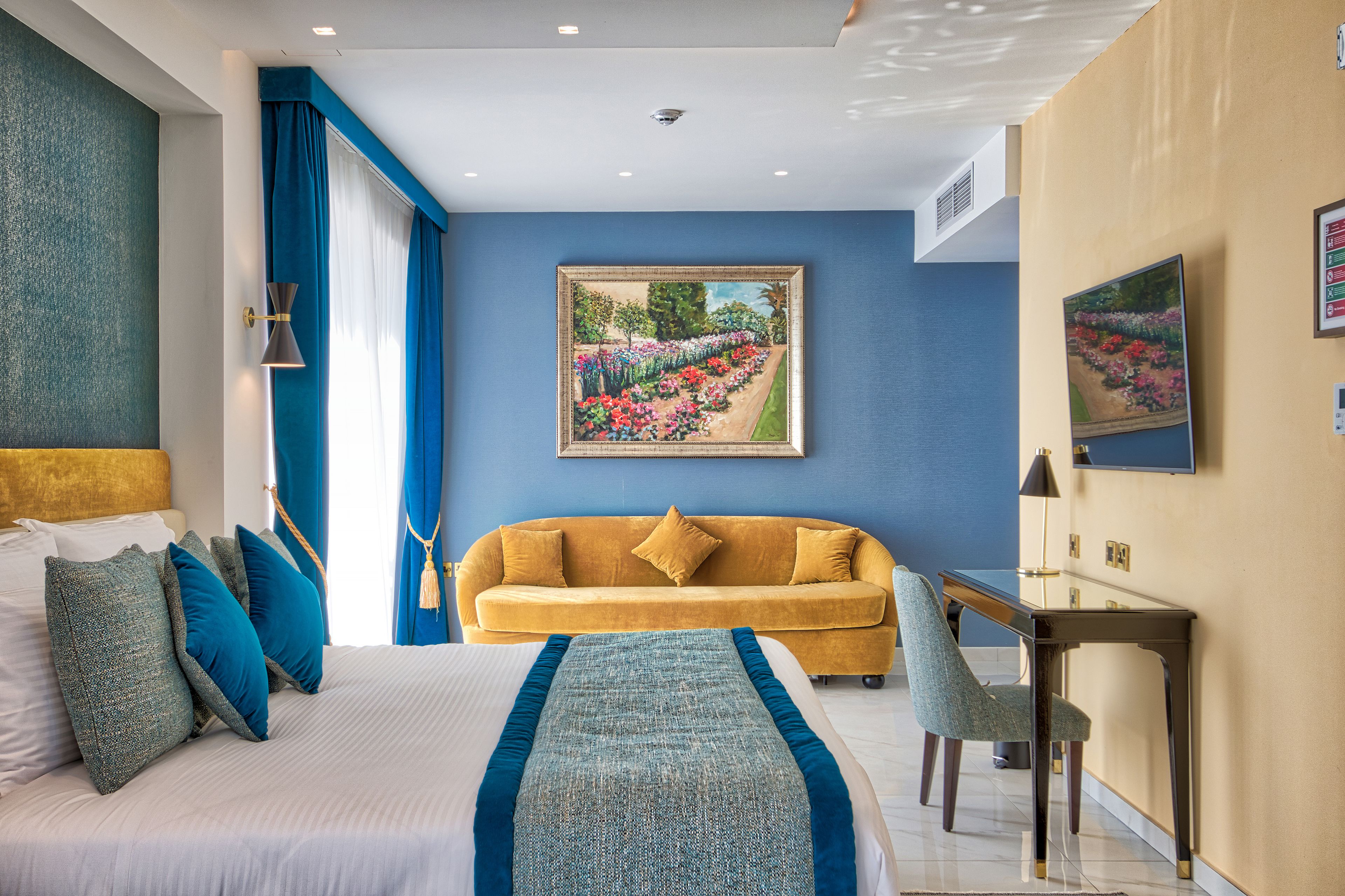 suite, jetted tub | 1 bedroom, minibar, desk, iron/ironing board