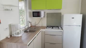 Refrigerador con congelador, microondas y parrilla de estufa