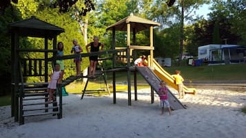 Área de juegos infantiles al aire libre