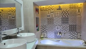Bathtub, deep soaking tub, towels - Sabat (Mahdia)