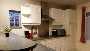 Cottage, 2 phòng ngủ, hiên | Bếp riêng | Dụng cụ pha cà phê/trà, tủ lạnh, lò vi sóng, bếp nấu 