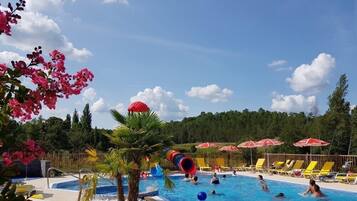 Piscine extérieure (ouverte en saison), parasols de plage