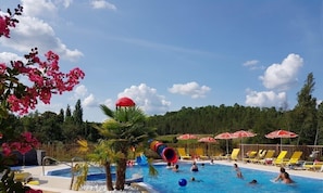 Sæsonbestemt udendørs pool, parasoller, liggestole