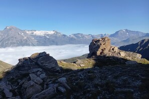 A mountainous landscape with rocky terrain and snow-capped peaks in the distance. - Appart à 50m des remontées | Accès piscine + Sauna (Val-Cenis)