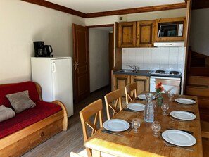 Microwave, stovetop, dishwasher, cookware/dishes/utensils - Appart à 50m des remontées | Accès piscine + Sauna (Val-Cenis)