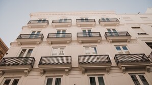Un edificio de varios pisos con balcones y ventanas.