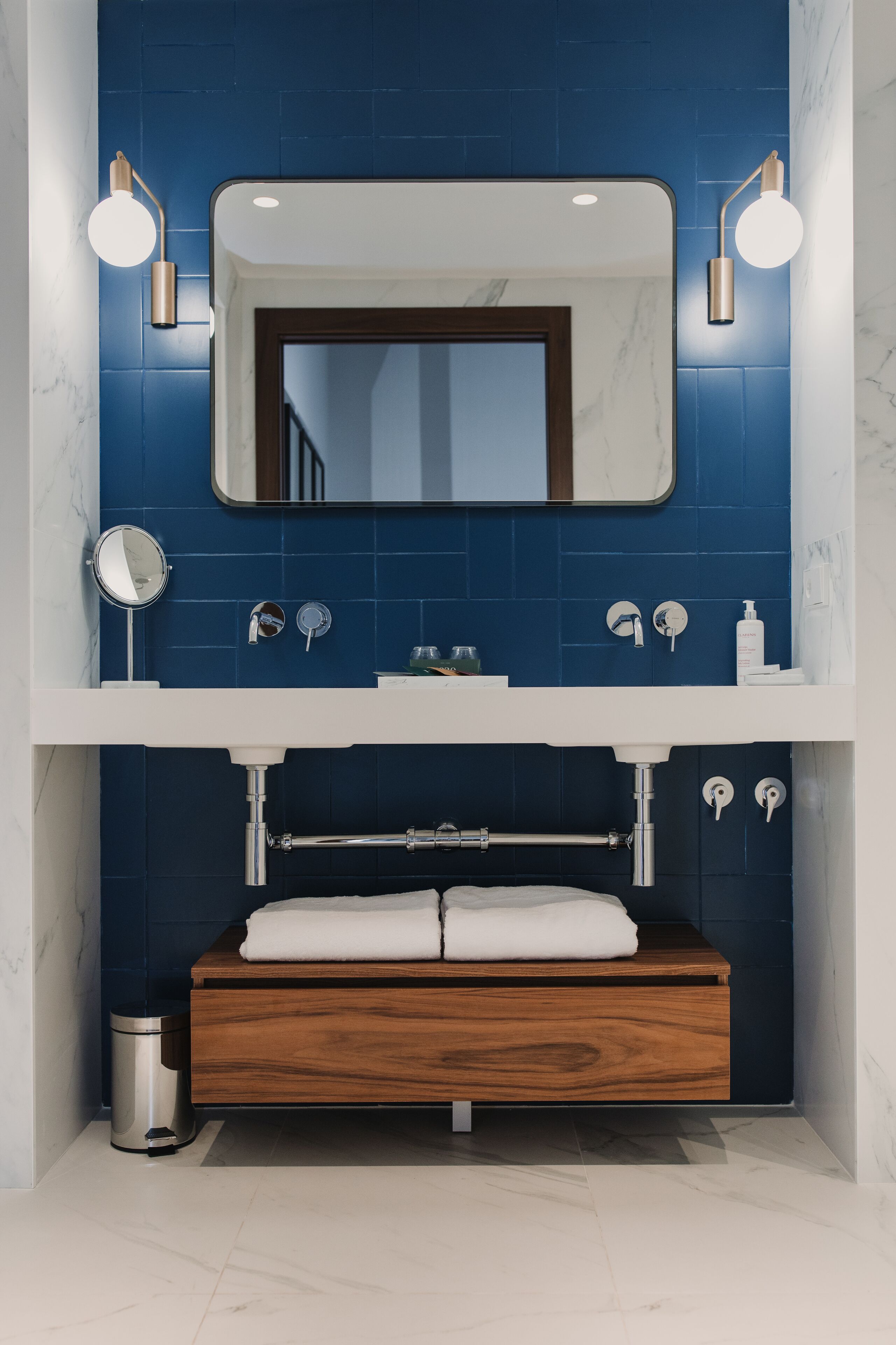 shower, rainfall showerhead, free toiletries, hair dryer