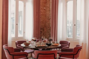 Se sirven desayunos, almuerzos y cenas; cocina internacional