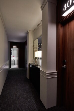 Hallway - Room Mate Collection Helen Berger (Valencia)