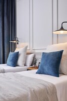 Minibar, caja de seguridad en la habitación y escritorio 