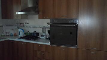 Apartemen | Dapur pribadi | Lemari es besar, oven, kompor, dan mesin pembuat kopi/teh