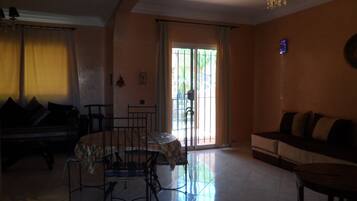 Apartemen | Area keluarga | TV layar datar