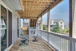 Terrace/patio - Seaside 46: Oceanside, Private Hot Tub, Short walk to Beach (Nags Head)